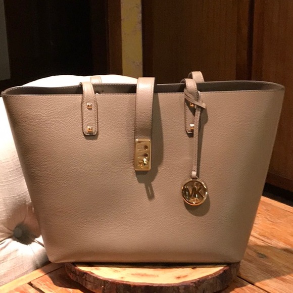 Michael Kors Handbags - Michael Michael kors purse